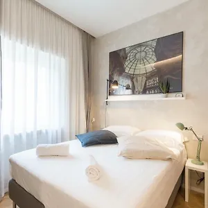 Πανσιόν Duomo Deluxe, Μιλάνο
